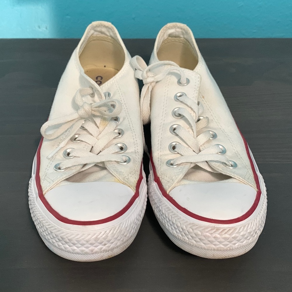 Unisex white converse. Men’s 5/ Women’s 7